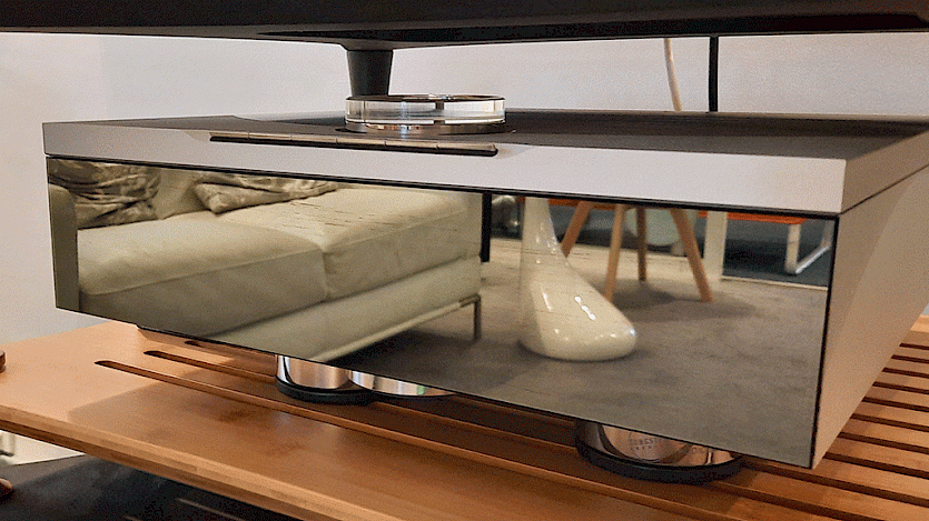 linn kdsm in silver on quadraspire bamboo shelf