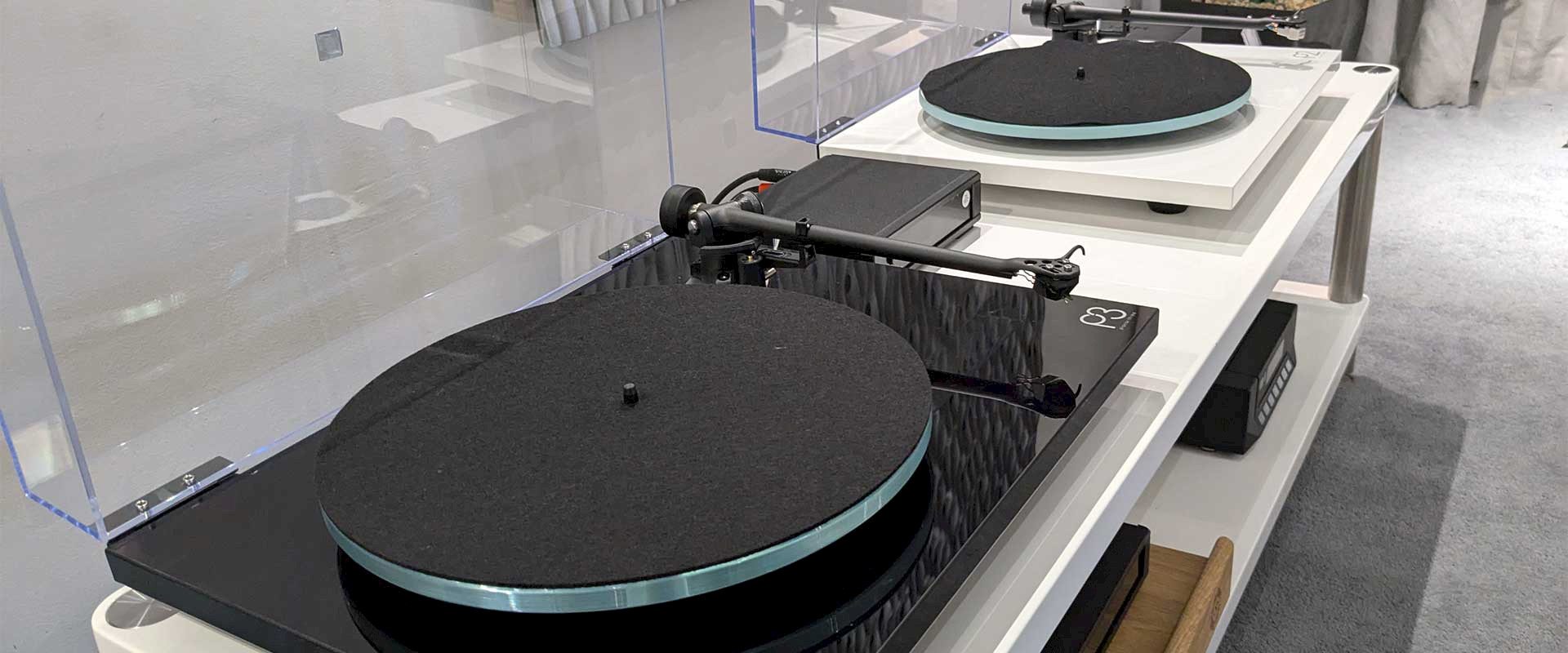 Rega Planar 3 white and black finish - Martins hifi